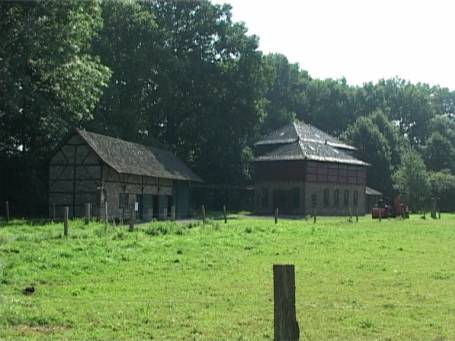 Niederrheinisches Freilichtmuseum : Im Hintergrund Kornbrennerei und Gerberei